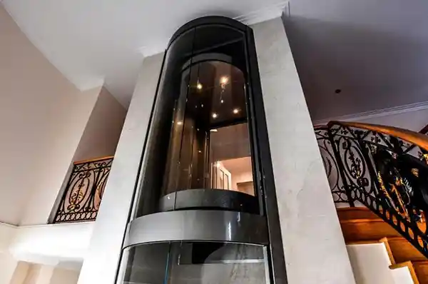 آسانسور وسط راه پله